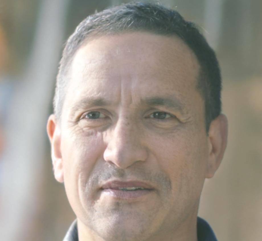 Retrato profesional de instructor especialista en seguridad bancaria