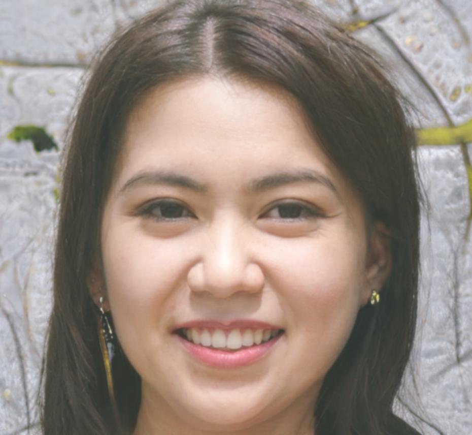 Retrato profesional de instructora experta en gestión de riesgos financieros